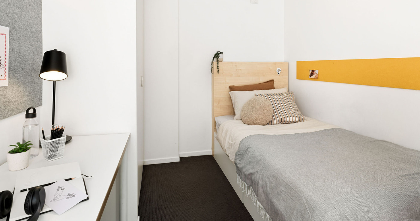 Iglu Central Single Bedroom - Study desk